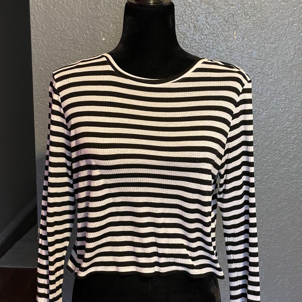 Black and white h&m shirt